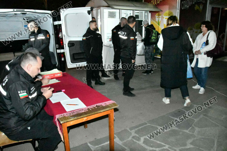 Започна предаването на бюлетините от гласуването в Хасковско