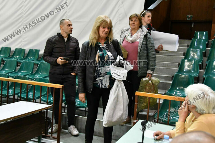 Започна предаването на бюлетините от гласуването в Хасковско