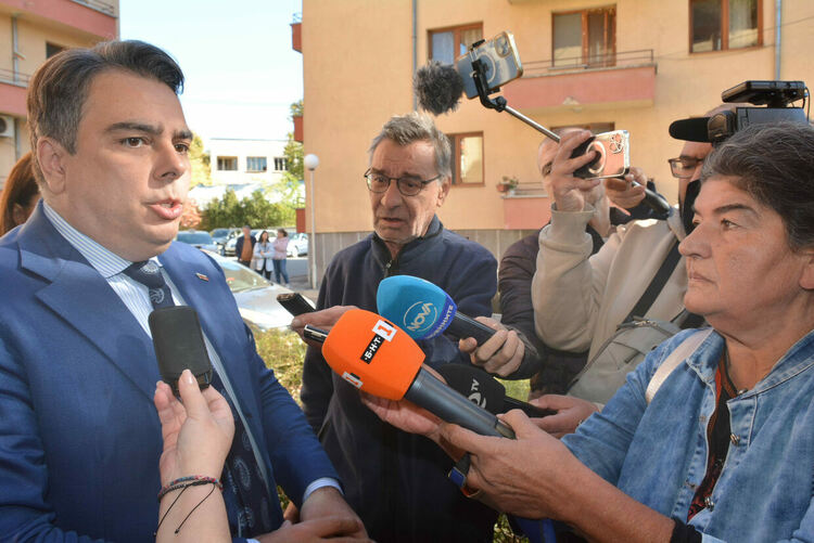 Асен Василев гласува за по-високи доходи, качествено образование и здравеопазване