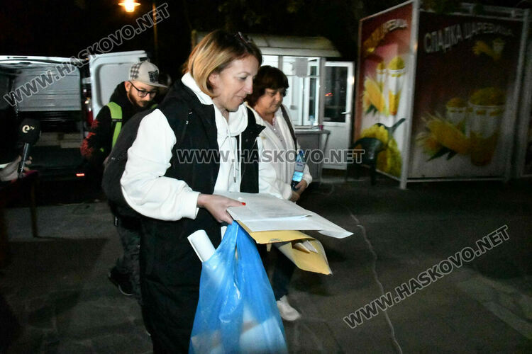 Започна предаването на бюлетините от гласуването в Хасковско