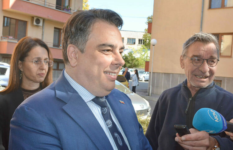 Асен Василев гласува за по-високи доходи, качествено образование и здравеопазване