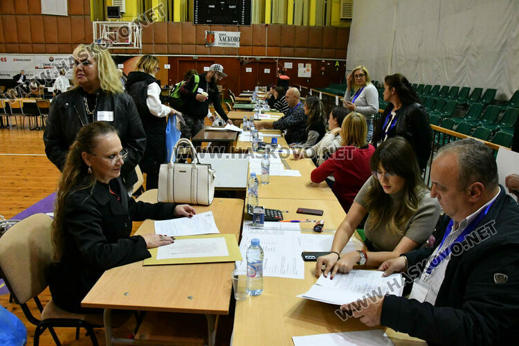 Започна предаването на бюлетините от гласуването в Хасковско