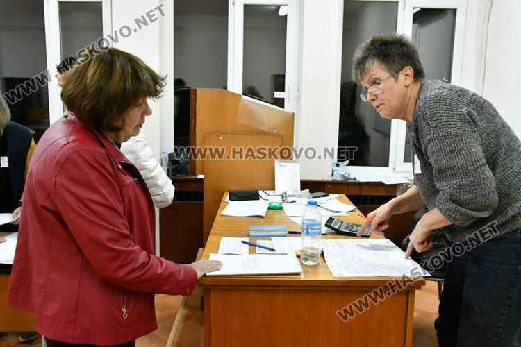 Започна предаването на бюлетините от гласуването в Хасковско