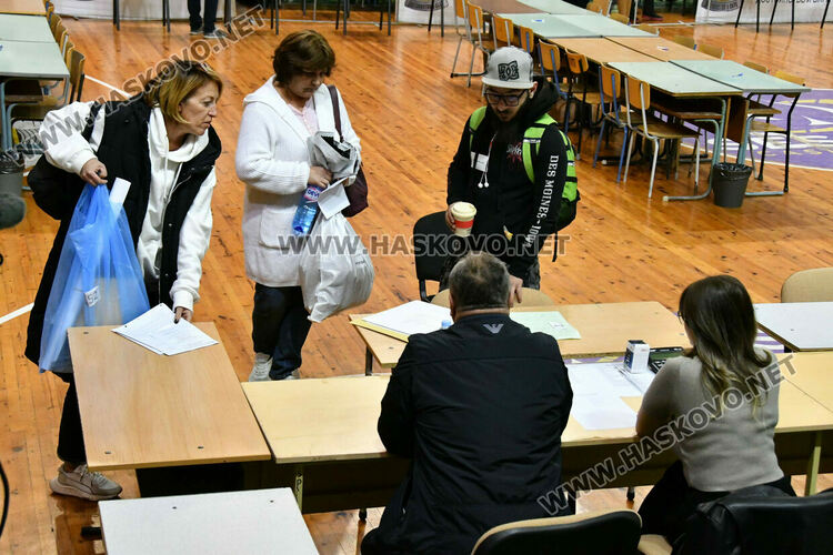 Започна предаването на бюлетините от гласуването в Хасковско
