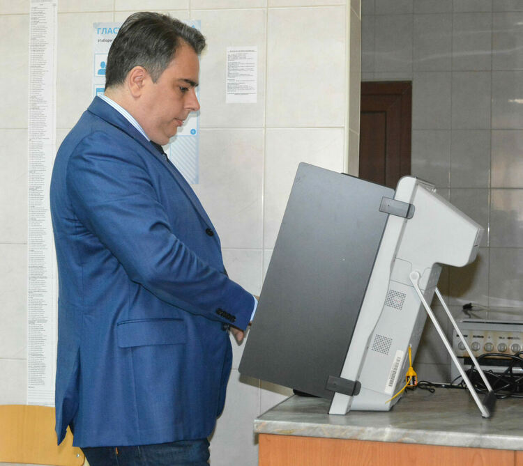 Асен Василев гласува за по-високи доходи, качествено образование и здравеопазване