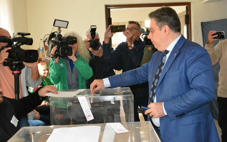 Асен Василев гласува за по-високи доходи, качествено образование и здравеопазване