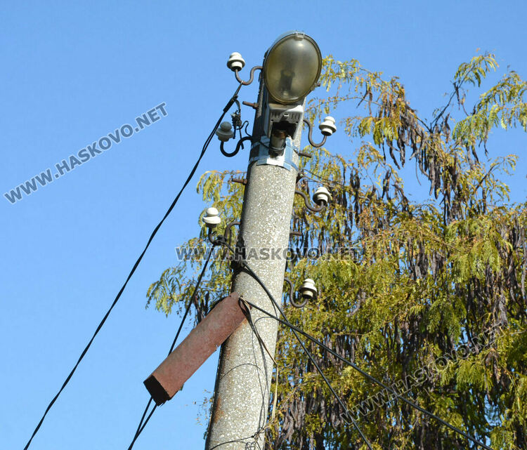 Хасковлийка се жалва от стълб, наклонен към къщата й