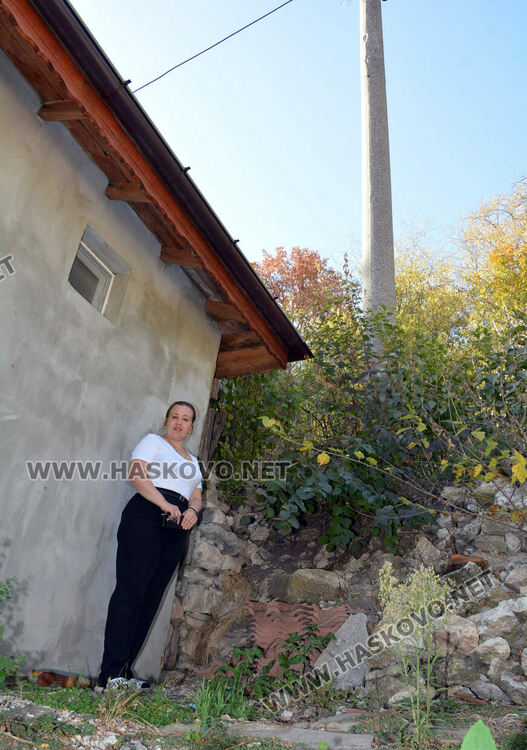 Хасковлийка се жалва от стълб, наклонен към къщата й