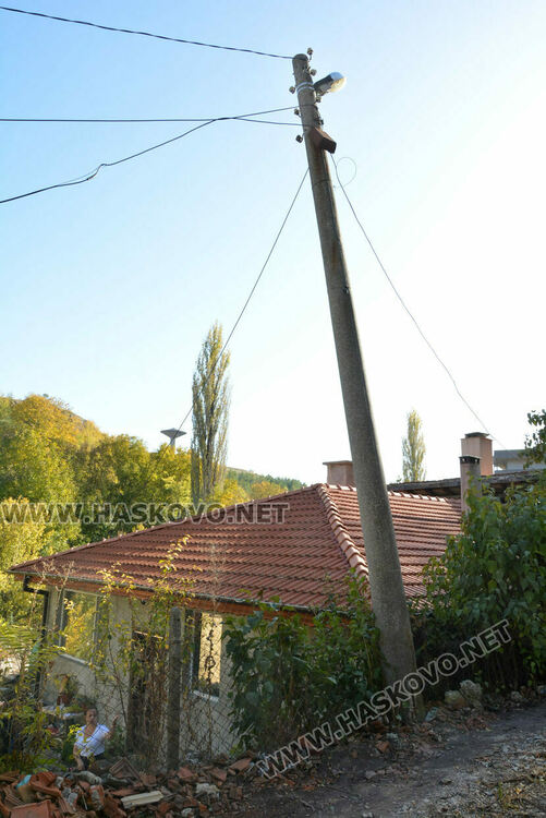 Хасковлийка се жалва от стълб, наклонен към къщата й