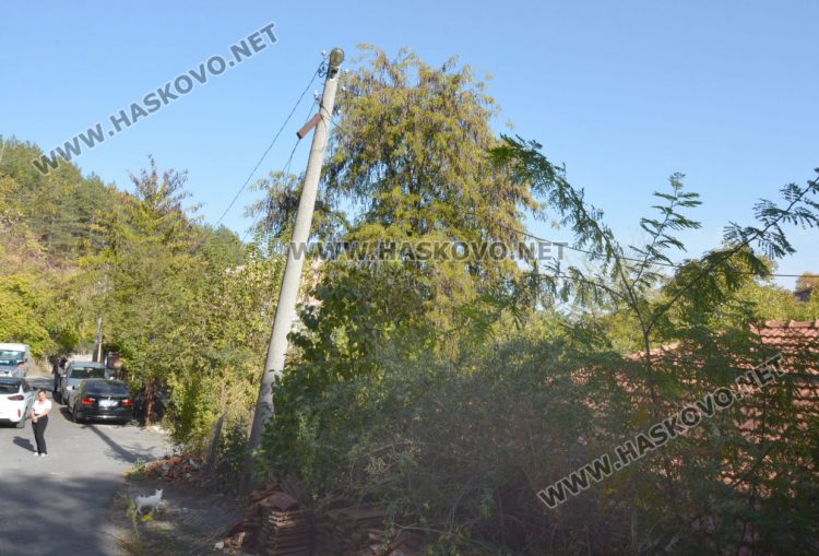 Хасковлийка се жалва от стълб, наклонен към къщата й