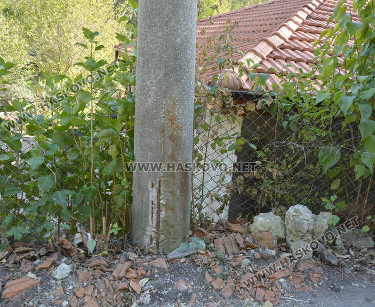 Хасковлийка се жалва от стълб, наклонен към къщата й