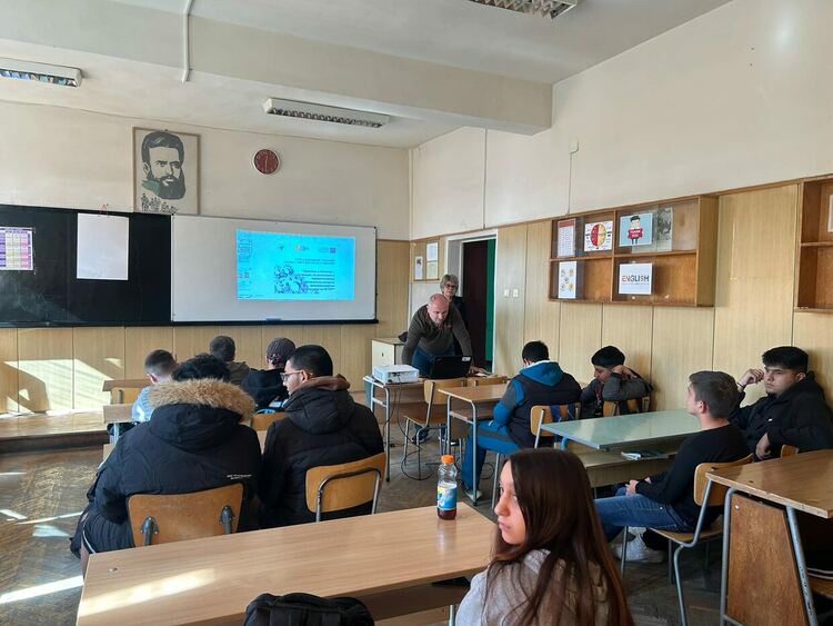 Възможностите на Програма Еразъм+ за младите хора бяха представени на новите ученици в Професионална гимназия по транспорт и аграрни технологии „Н. Й. Вапцаров“