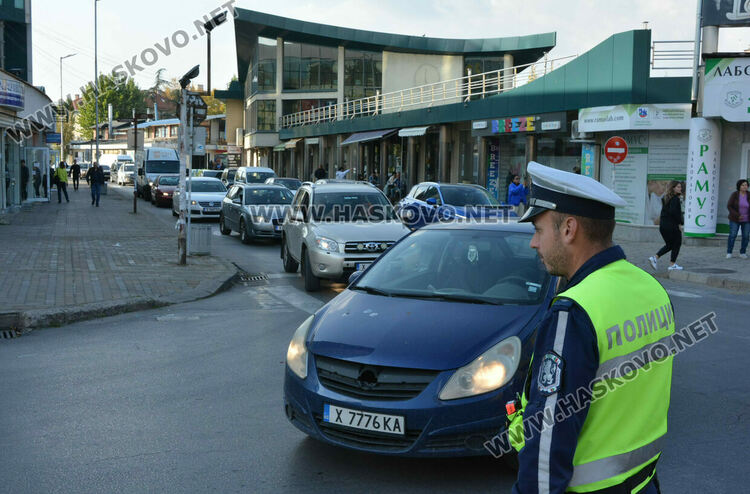 Кемпер се преобърна странично след удар с камион в центъра на Хасково