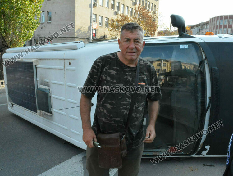 Кемпер се преобърна странично след удар с камион в центъра на Хасково