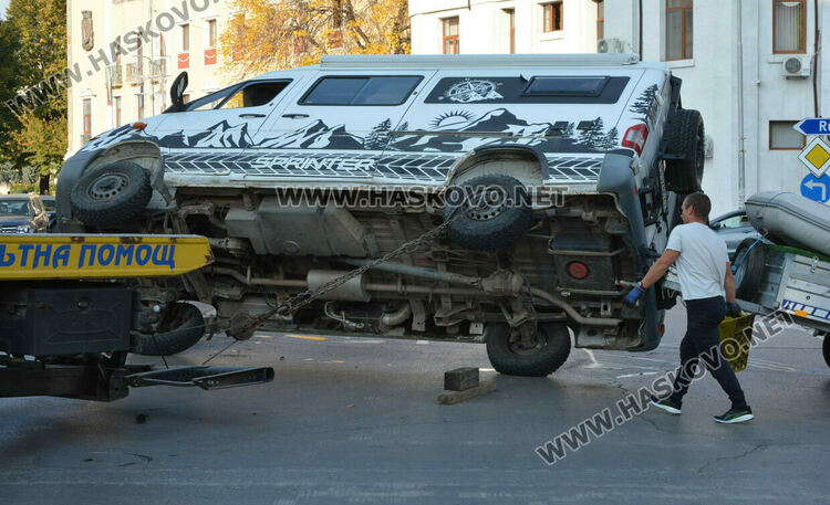 Кемпер се преобърна странично след удар с камион в центъра на Хасково