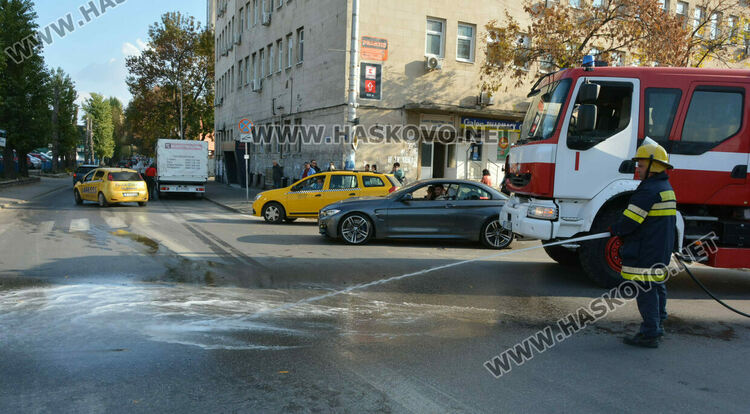 Кемпер се преобърна странично след удар с камион в центъра на Хасково