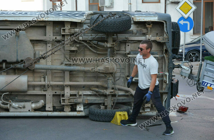 Кемпер се преобърна странично след удар с камион в центъра на Хасково