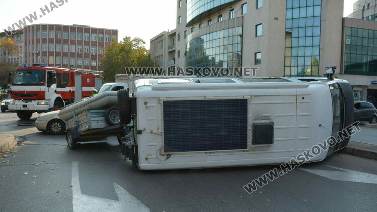 Кемпер се преобърна странично след удар с камион в центъра на Хасково