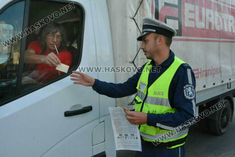 Кемпер се преобърна странично след удар с камион в центъра на Хасково