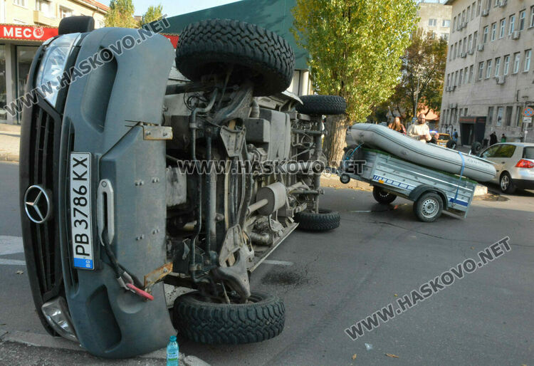 Кемпер се преобърна странично след удар с камион в центъра на Хасково