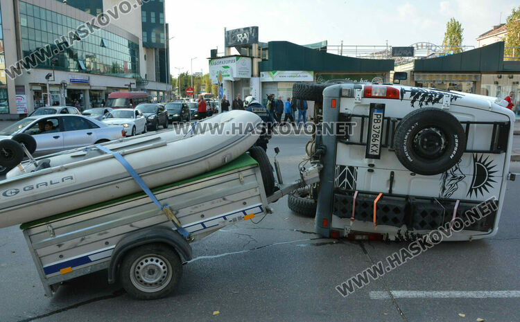 Кемпер се преобърна странично след удар с камион в центъра на Хасково