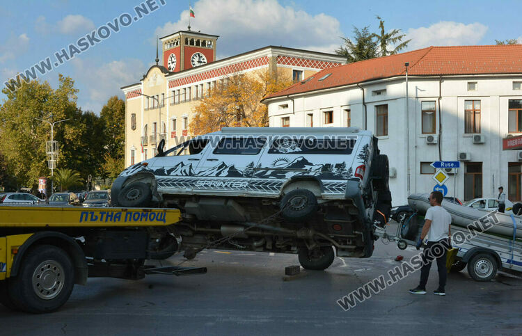 Кемпер се преобърна странично след удар с камион в центъра на Хасково