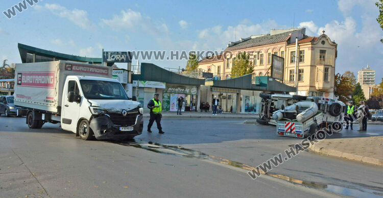 Кемпер се преобърна странично след удар с камион в центъра на Хасково