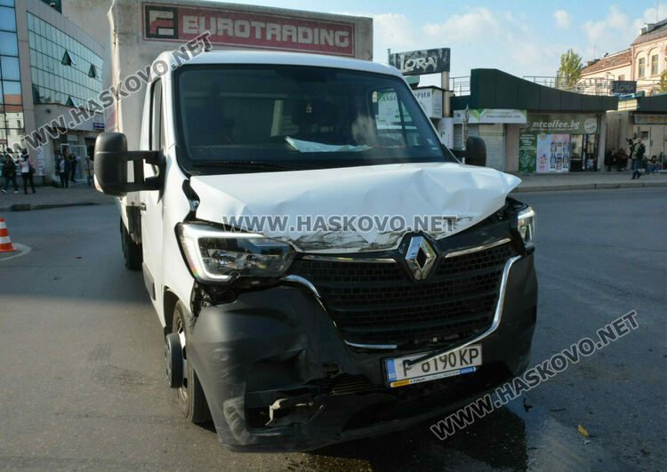 Кемпер се преобърна странично след удар с камион в центъра на Хасково