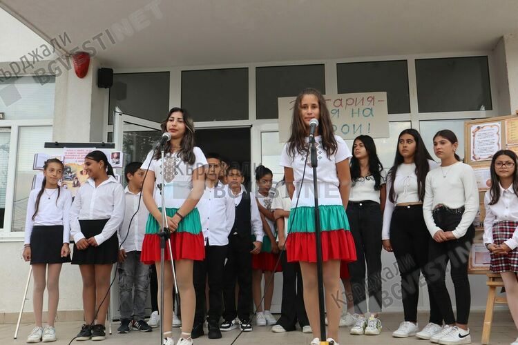 Учениците от "П.Яворов" със саморъчно направена книга за народните будители