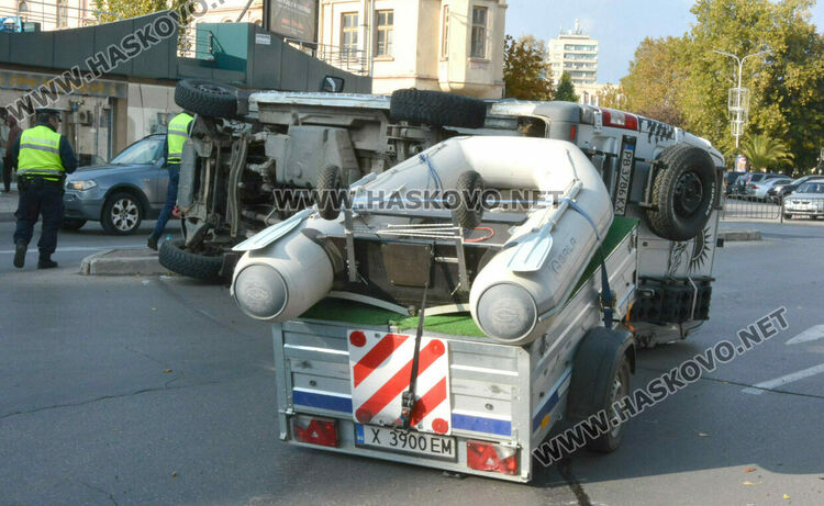Кемпер се преобърна странично след удар с камион в центъра на Хасково