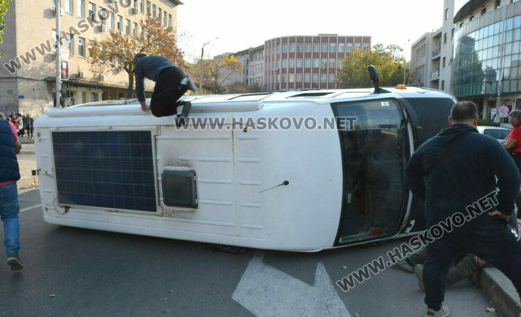 Кемпер се преобърна странично след удар с камион в центъра на Хасково