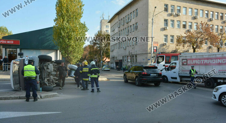 Кемпер се преобърна странично след удар с камион в центъра на Хасково