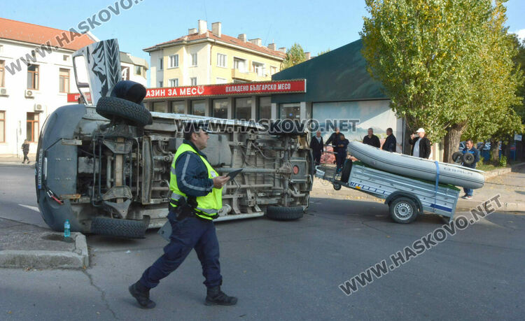 Кемпер се преобърна странично след удар с камион в центъра на Хасково