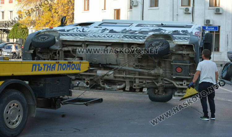Кемпер се преобърна странично след удар с камион в центъра на Хасково