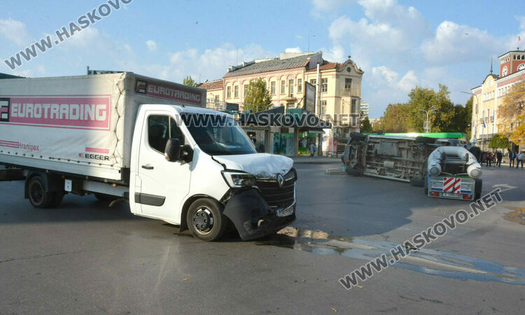 Кемпер се преобърна странично след удар с камион в центъра на Хасково