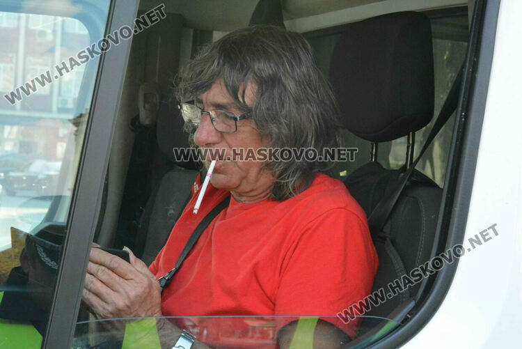 Кемпер се преобърна странично след удар с камион в центъра на Хасково