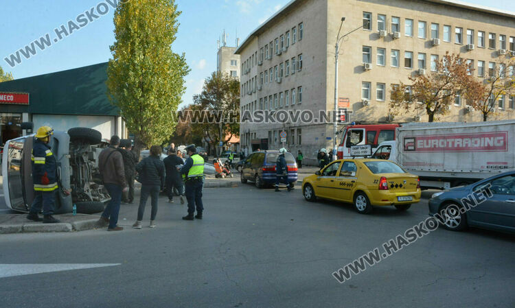 Кемпер се преобърна странично след удар с камион в центъра на Хасково