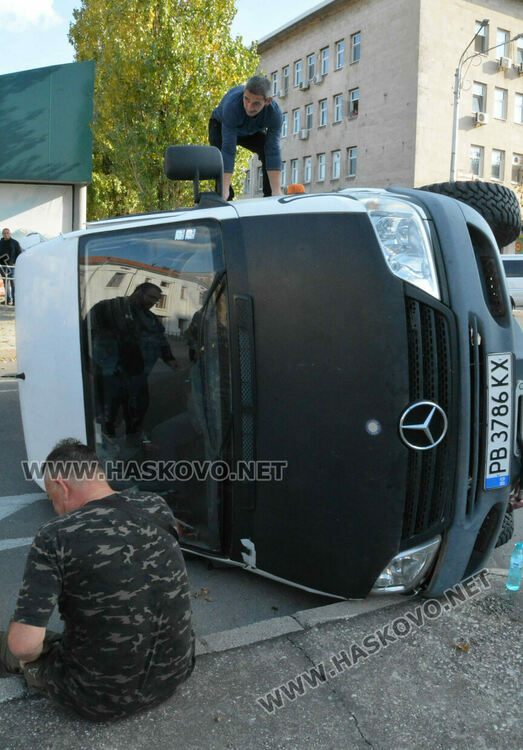 Кемпер се преобърна странично след удар с камион в центъра на Хасково