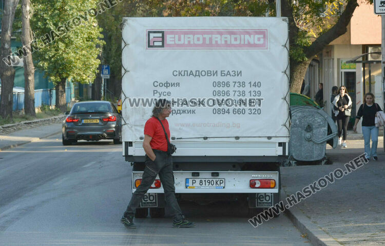 Кемпер се преобърна странично след удар с камион в центъра на Хасково