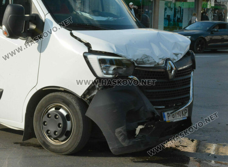 Кемпер се преобърна странично след удар с камион в центъра на Хасково