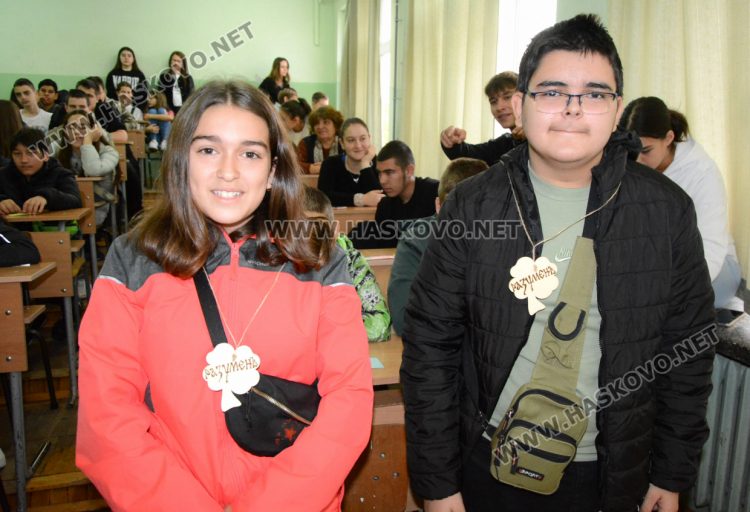 Учениците от СУ „Паисий Хилендарски“ се запознаха с игрите на своите баби