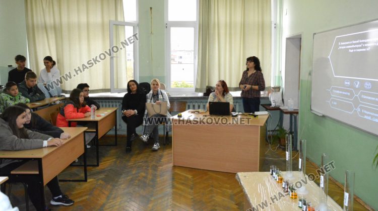 Учениците от СУ „Паисий Хилендарски“ се запознаха с игрите на своите баби