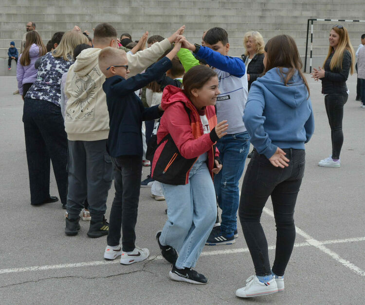 Учениците от СУ „Паисий Хилендарски“ се запознаха с игрите на своите баби