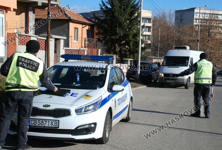 Хванаха шофьор без книжка, колата с изтекла регистрация
