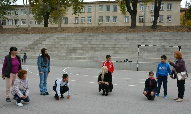 Учениците от СУ „Паисий Хилендарски“ се запознаха с игрите на своите баби