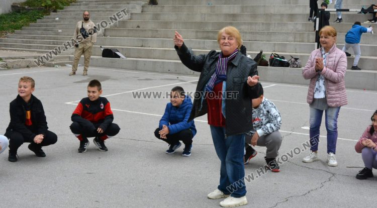 Учениците от СУ „Паисий Хилендарски“ се запознаха с игрите на своите баби