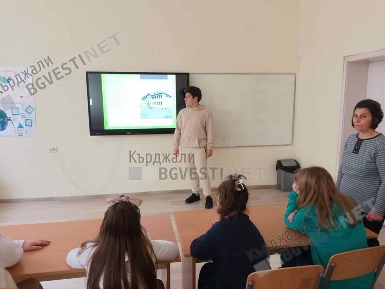 С урок на тема "Да съхраним българския дух" бе отбелязан 1-ви ноември в СУ"Отец Паисий"