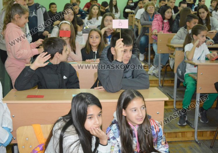 Учениците от СУ „Паисий Хилендарски“ се запознаха с игрите на своите баби