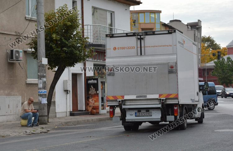 Камион блъсна жена на заден ход на площад „Спартак“ в Хасково