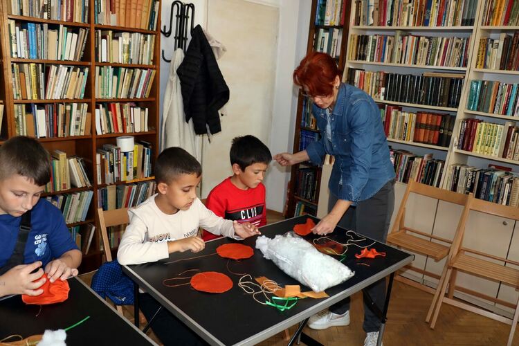 Есенна работилница по случай 1-ви ноември събра третокласници в НЧ „Обединение 1913”